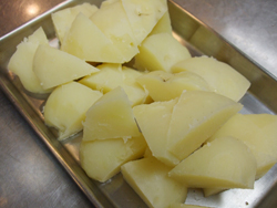 ポテトサラダ～&nbsp;にんにくの芽と白舞茸の温製仕立て～