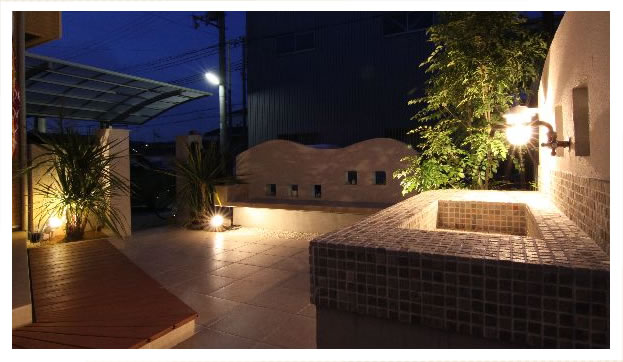 家族が集まるアジアンモダンなお庭