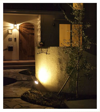 南欧の家に調和するコートダジュールのガーデンエクステリア