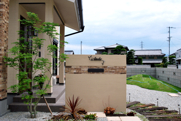 広いお庭は遊び場！おそろいの門柱がある庭