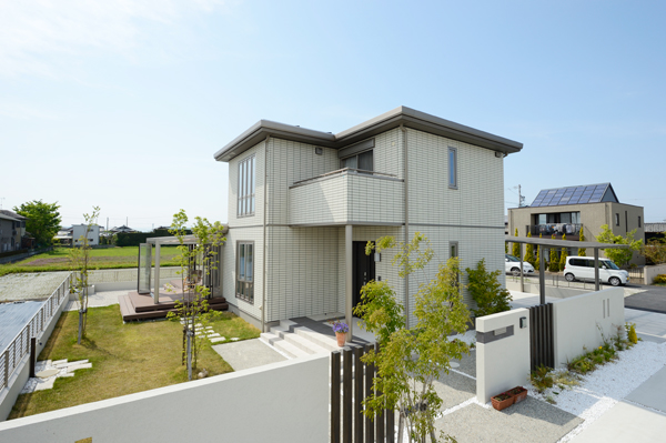 太陽の光、緑、月明かりに包まれたガーデンルームのあるお庭