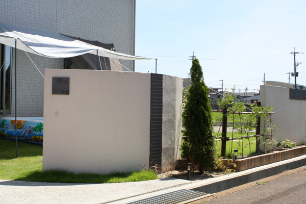 砂場にプール、家庭菜園！素敵なウォールの向こうには、家族みんなで楽しめるナチュラルガーデン