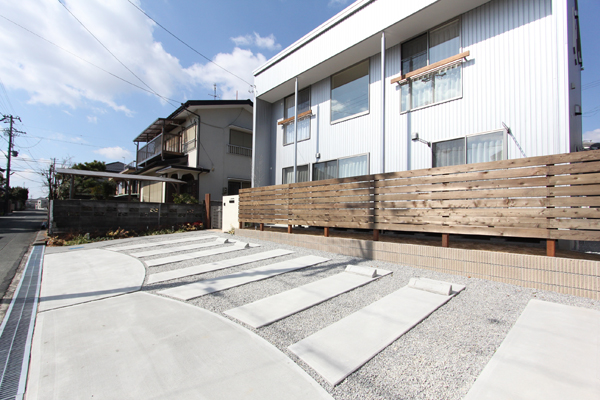 スタイリッシュな建物に、ナチュラルさを入れ暖かみを出したお庭