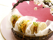 春のライスバーガー二種
（筍と木の芽入りつくねの照り焼き＆菜の花と桜海老のかき揚げ）