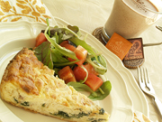 キッシュ・ロレーヌ・エピナール（ほうれん草のキッシュ）&ビスコタ・ショコラ（ホットチョコレートのカクテル）