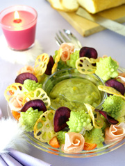 野菜チップスとロマネスコカリフラワーのリースサラダ